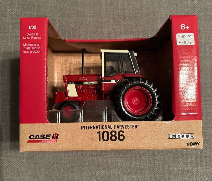 Case iH 1:32 Scale 1086 Tractor