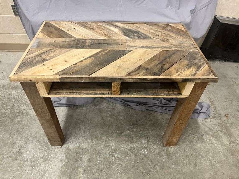 Recycled Pallet Wood Table