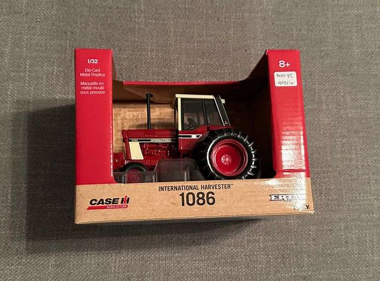 Case iH 1:32 Scale 1086 Tractor