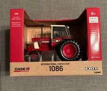 Case iH 1:32 Scale 1086 Tractor