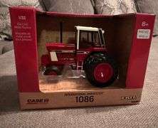 Case iH 1:32 Scale 1086 Tractor