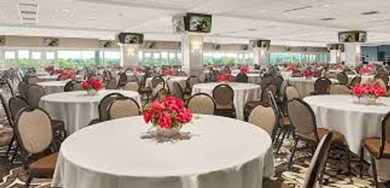 Churchill Downs Dinner & Fun for 8 People